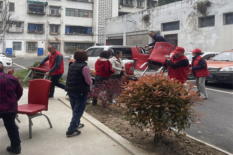 我為群眾辦實(shí)事||黨建引領(lǐng)送溫暖，愛心座椅進(jìn)社區(qū)